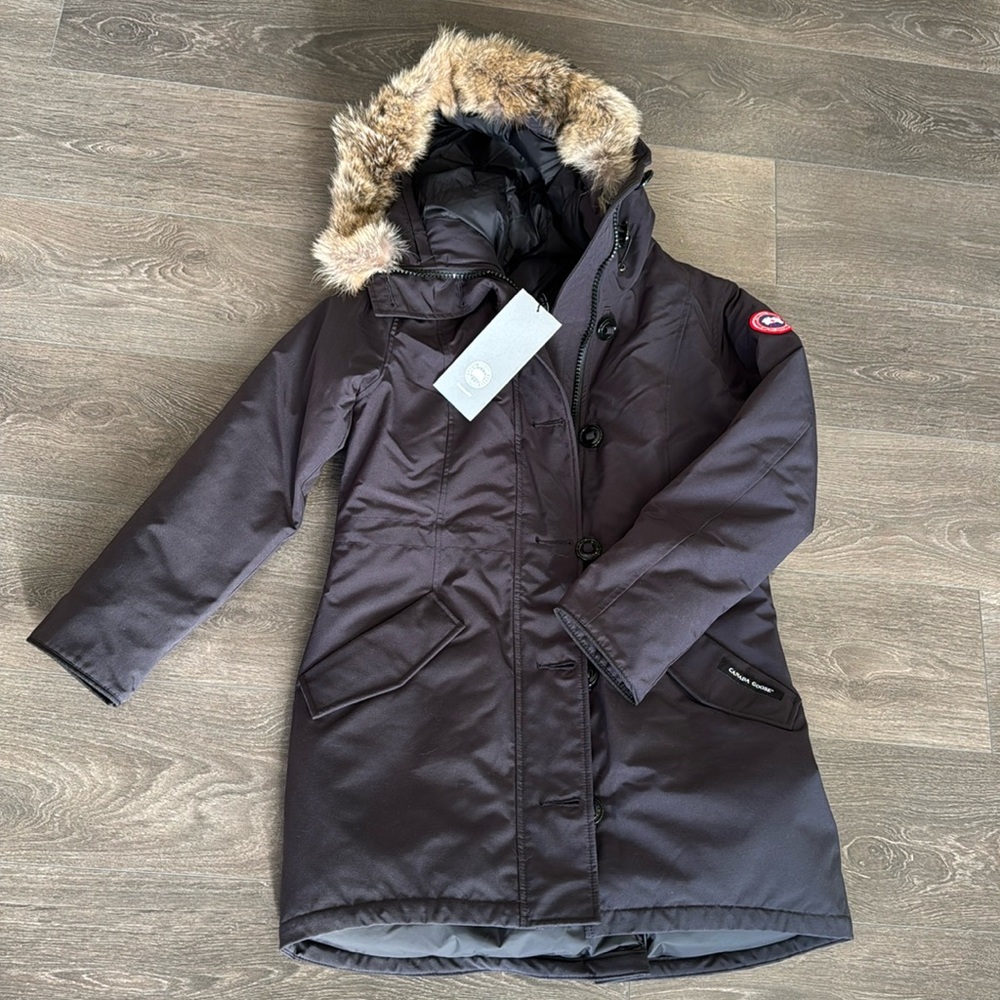 BNWT Canada Goose Parka in Women’s large